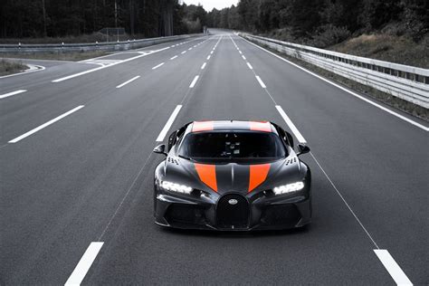 „Bugatti“ pasiekė neįtikėtiną rekordą: viršijo 480 km/val. greičio ribą - DELFI Auto