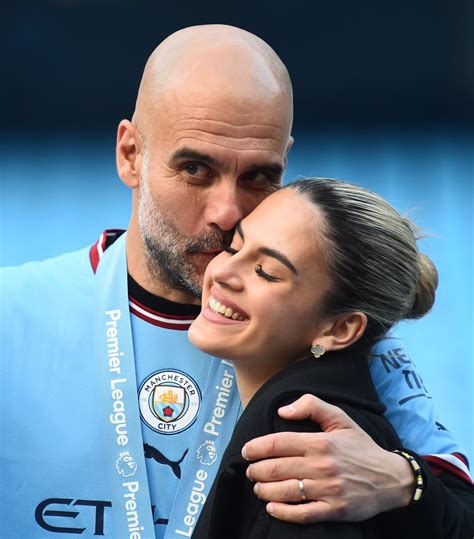 Maria Guardiola con su padre Pep lo dan todo en el concierto de Elton John, muy fans