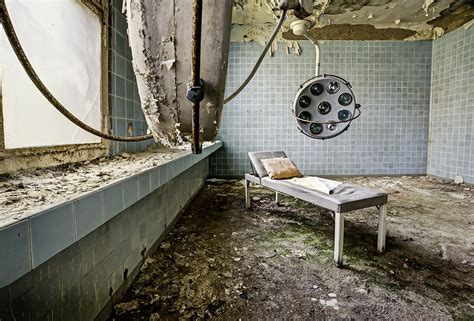 These Photos Of Abandoned Asylums Will Keep You Awake Tonight | Asiles abandonnés, Hôpital ...