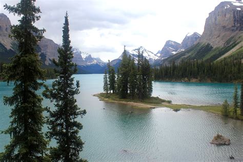 Boat cruise of Maligne Lake in Jasper National Park