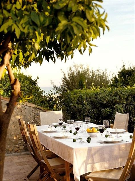 Source: dustjacketattic.blogspot.com | Repas jardin, Coin repas, Idées ...