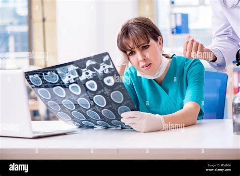 Two doctors discussing x-ray MRI image in hospital Stock Photo - Alamy