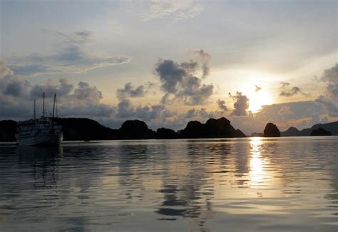 A breathtaking view of Ha Long Bay at sunrise: Halong bay sunrise photos, Halong bay sunrise ...