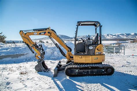 Earthmoving Equipment : EXCAVATOR 8000-10000 LB | Diamond Rental