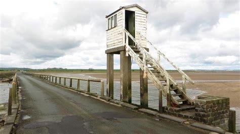 Driver stranded at high tide on Holy Island causeway - BBC News