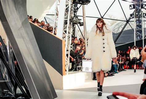 Louis Vuitton Fall 2015 Fashion Show: All the Cool Stuff to See! | Glamour