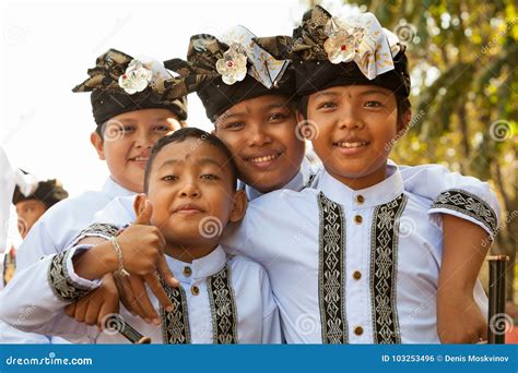 Balinese Kids in Traditional Costumes Editorial Photo - Image of ...