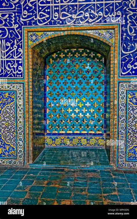 Sheikh Lotfollah Mosque interior Stock Photo - Alamy