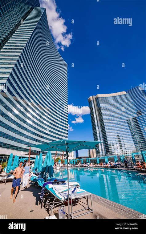 The swimming pool at The Vdara Hotel and Spar, Las Vegas, Narvarda, U.S ...