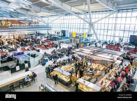 Heathrow airport shops terminal uk -Fotos und -Bildmaterial in hoher Auflösung – Alamy