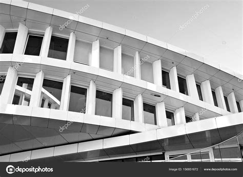 Modern building. Modern office building with facade of glass. Black and white — Stock Photo ...