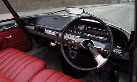 Citroën DS19 Décapotable 1964 interior | Car interior, Citroen ds, Citroen