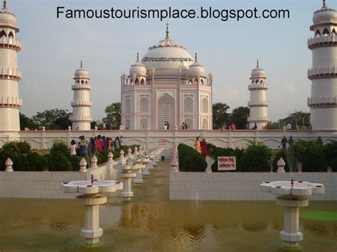 The best tourist destination: Taj Mahal -Bangladesh