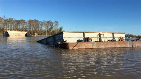 Barge runs aground, falls apart, stopping tugboat traffic | wwltv.com