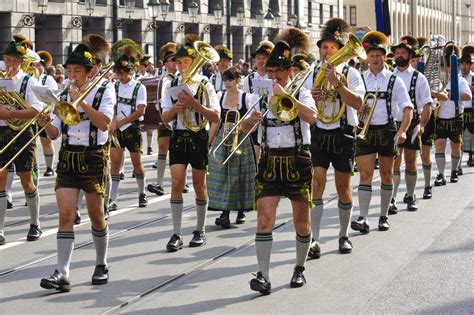 All About Oktoberfest-Oktoberfest History,Traditions, Food & More