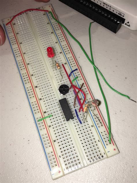 op amp - Why will my led not light up & why does my input voltage fluctuate when I add a wire ...