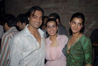 Art Fashion: Pakistani Cricketer Shoaib Akhtar Family and Personal Photos