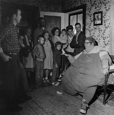 Robert Earl Hughes, the world's heaviest man at 1,041 pounds (472 kg), in 1958 [904x875] : r ...