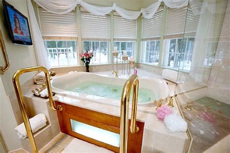 Jacuzzi Suites | Romantic hotel rooms, Hotels room, Modern hot tubs