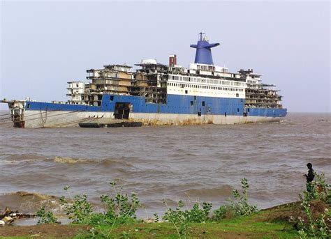 L'ex-paquebot "France" agonise dans la baie d'Alang, en Inde | Корабль ...