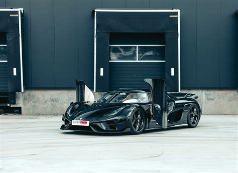 Dihedral synchro-helix doors | Koenigsegg Automotive AB