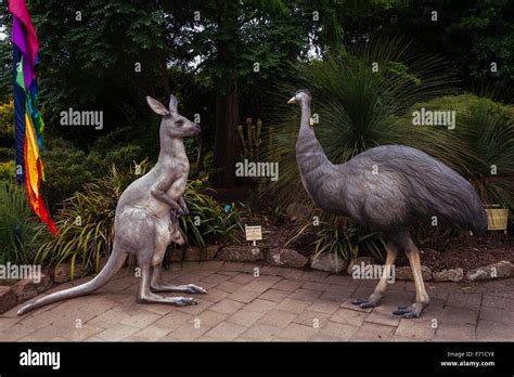 Kangaroo Emu statue sculptures Stock Photo - Alamy