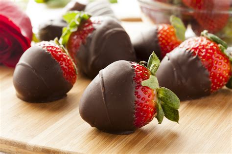Juicy Chocolate Covered Strawberries - Snack Rules