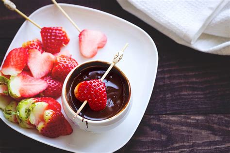 Strawberry Chocolate Fondue Recipe — Eatwell101