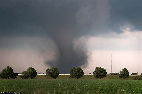 Tornado and thunderstorm no match for US photographer | Daily Mail Online