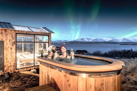 Slapen onder het noorderlicht: Panorama Glass Lodge | See the northern lights, Glass cabin, Hot tub