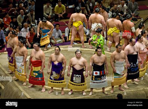 Sumo wrestling in Tokyo's Kokugikan Sumo Hall Stock Photo - Alamy