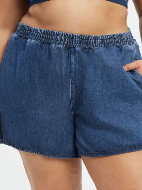 Super Short Shorts Are Making a Big Comeback for Spring 2023 | Teen Vogue