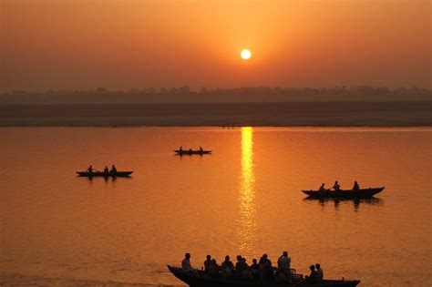 Sunrise Boat ride tour on the Ganges in Varanasi |Morning boat ride in ...