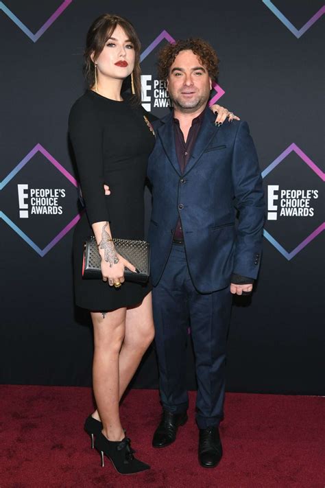 People's Choice Awards: Johnny Galecki Attends with Girlfriend