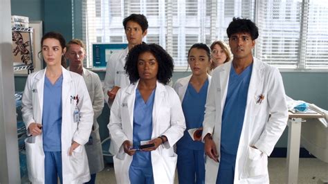 Who are the new actors playing residents on Grey's Anatomy?