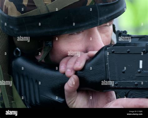 Soldiers from the Territorial Army training Stock Photo - Alamy