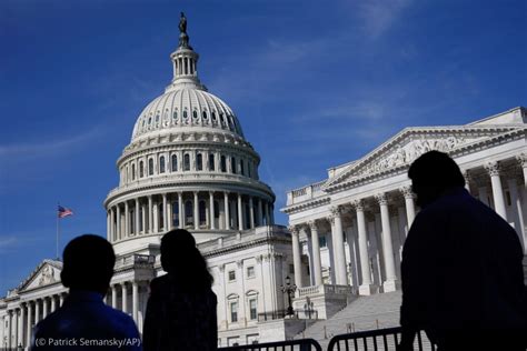 How do major political parties split control of Congress?