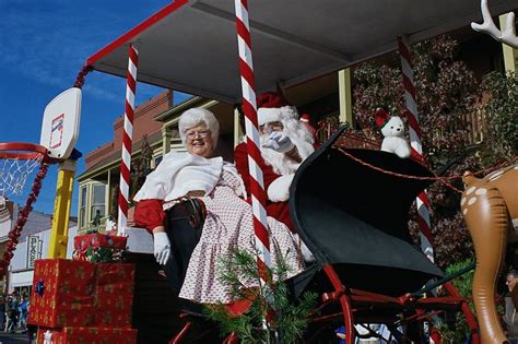 7 Christmas Parade Float Ideas | LoveToKnow