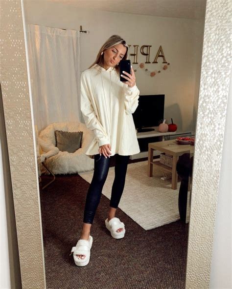 25 Fall Outfit Ideas + Trends 2020 | Slippers outfit, Outfits with ugg slippers, Fall outfits