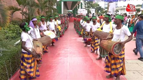 Adivasi Mahotsav: মাদুয়া-মাফিন কেনার ভিড়, বিশ্ব আদিবাসী দিবস উপলক্ষে উপজাতীয় খাবারের স্টল ...