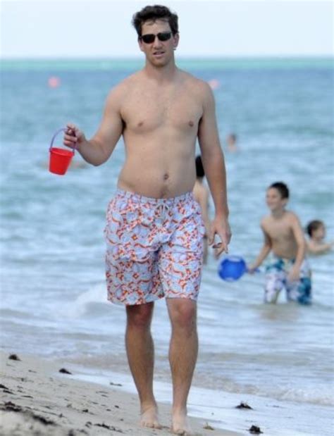 PHOTO Eli Manning Looks Chubby On The Beach In A Swimsuit