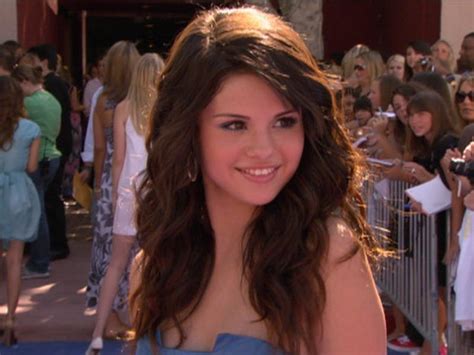 Selena Gomez Gives Fan Concert Tickets - The Hollywood Gossip