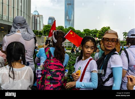 Protester wearing Chinese flag at Hong Kong counter protest: pro-police ...