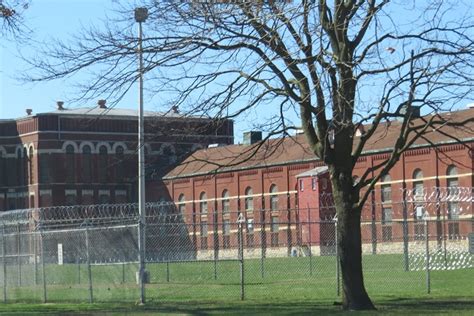 Six officers injured Sunday at Pontiac Correctional Center | WJEZ-FM