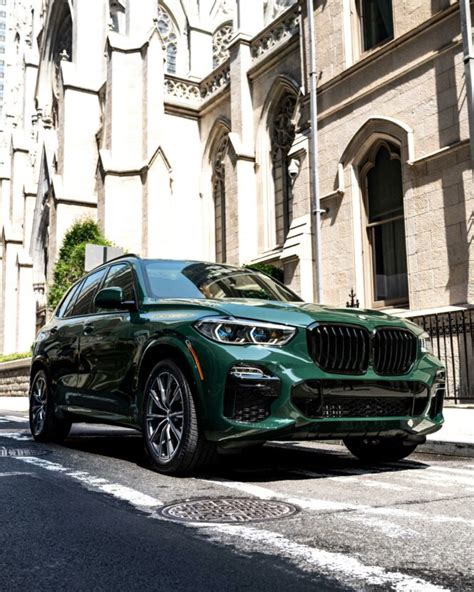 2021 BMW X5 looks stunning in British Racing Green color