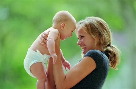 When Do Infants Make Eye Contact? | Livestrong.com