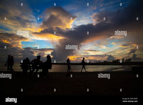 sunset along Galle Face the Indian ocean in Colombo, Sri Lanka Stock ...