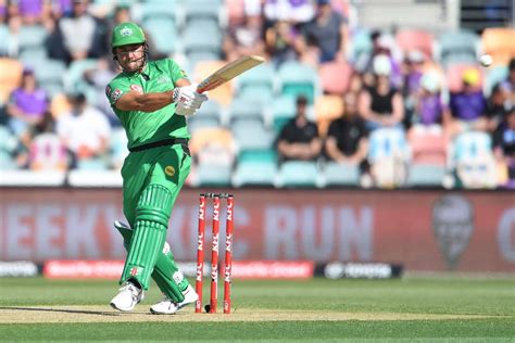 Marcus Stoinis acknowledges the applause for his fifty | ESPNcricinfo.com