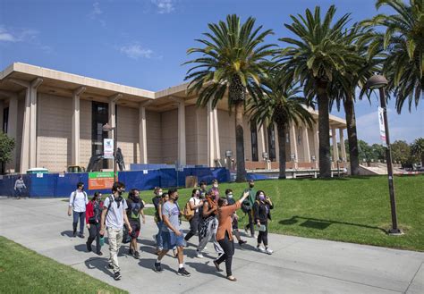 CSU System To Require Boosters For All Students, Staff - CBS Los Angeles