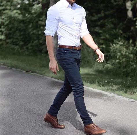 02 navy jeans, a white fitted shirt and brown leather shoes ...